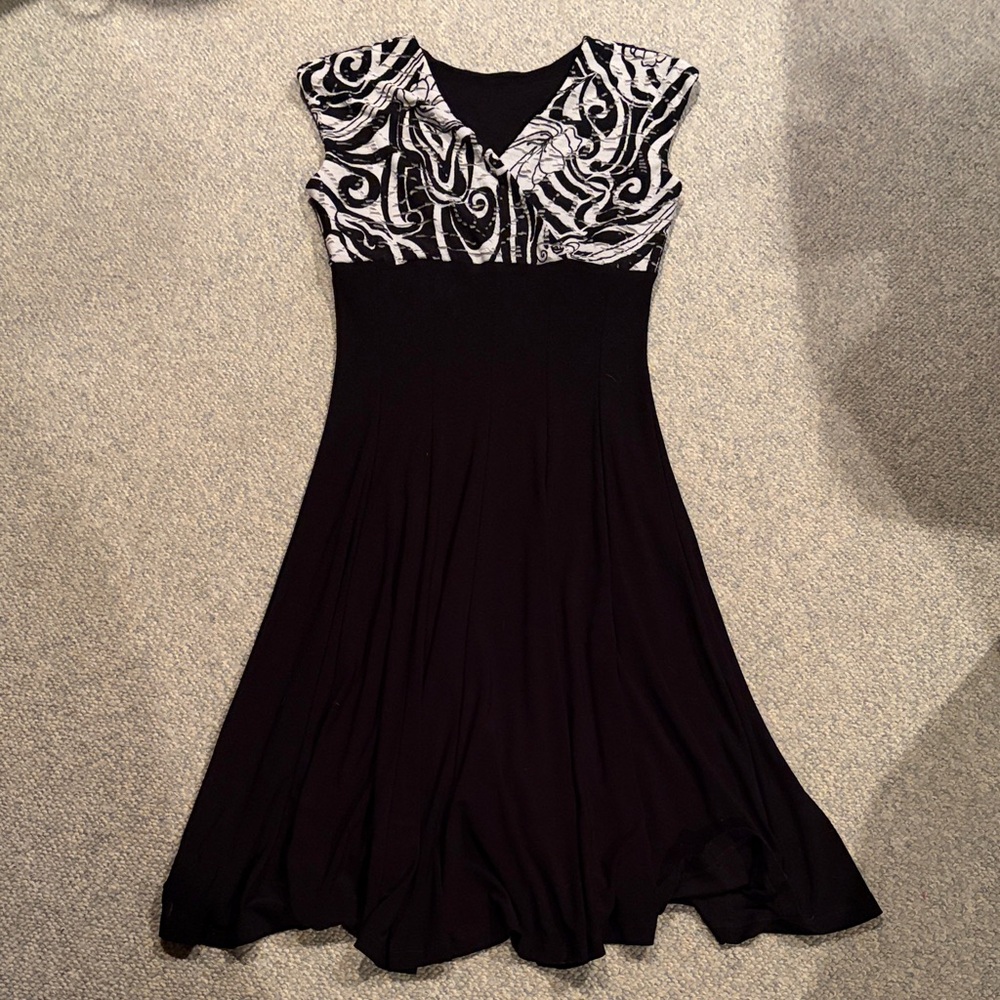 Chic Black and White Swirl Midi Dress